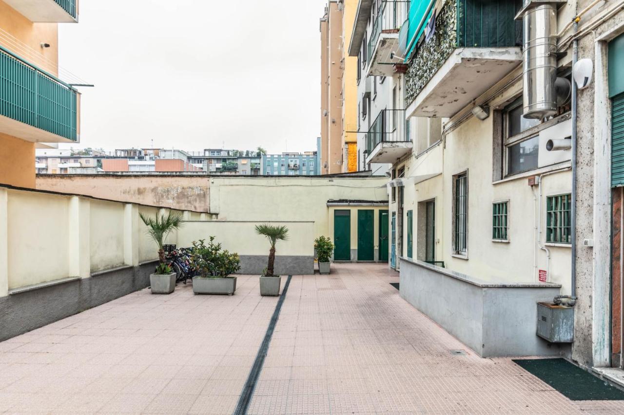 Eden House Sansiro-Duomo Netflix & Design Apartment Milan Bagian luar foto